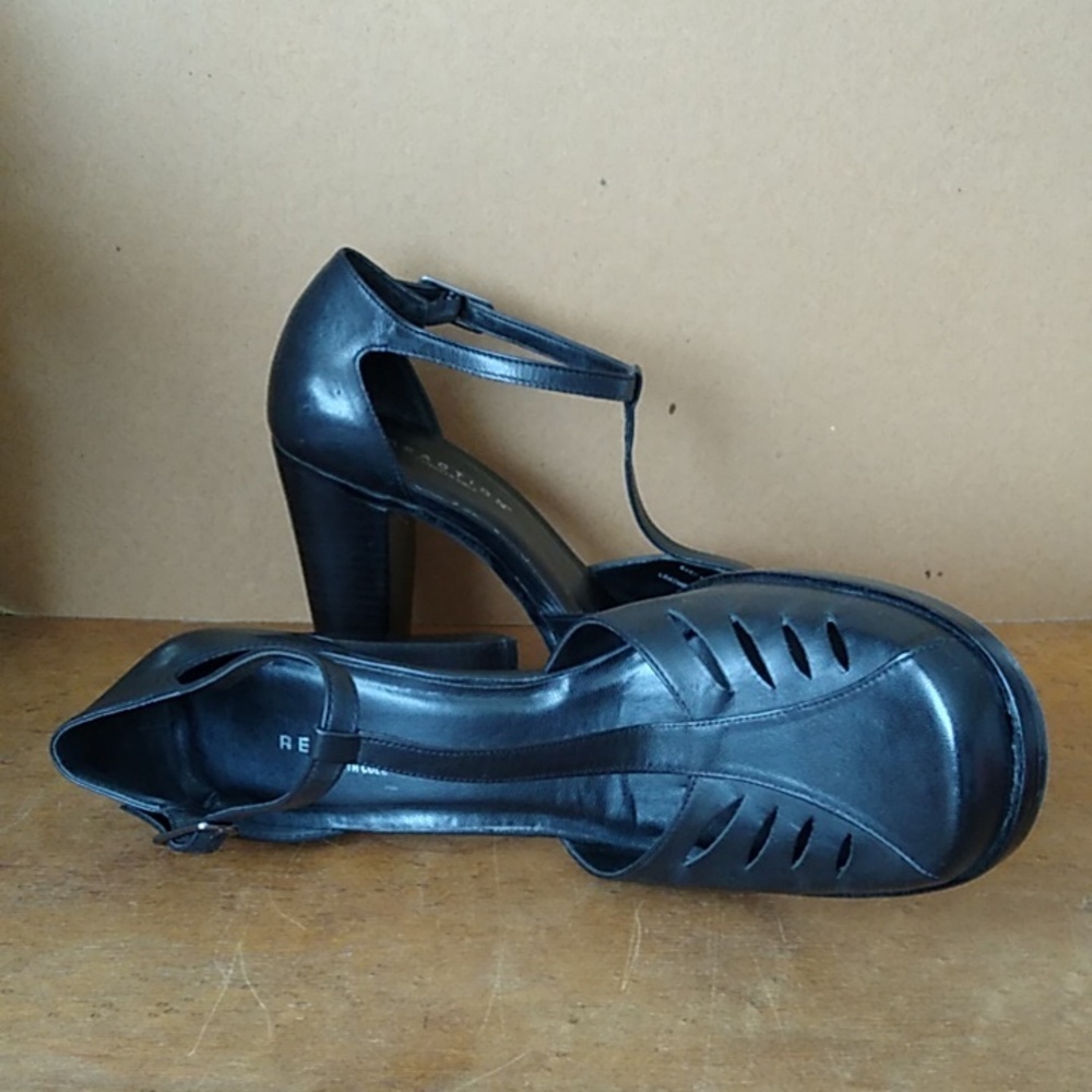Reaction by Kenneth Cole Black Leather T-Straps 8.5 - Picture 11 of 12